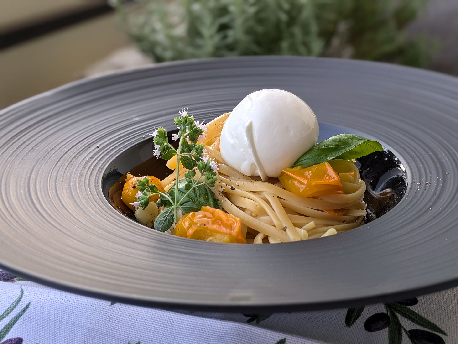 Linguine mit gelben Tomaten und Büffelmozzarella