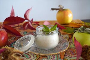 Apfelschaum im Glas mit Deckel